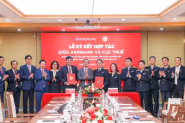 Agribank ký kết hợp tác cùng Cục Thuế hỗ trợ hộ kinh doanh chuyển đổi sang thuế kê khai. (Ảnh: Vietnam+)