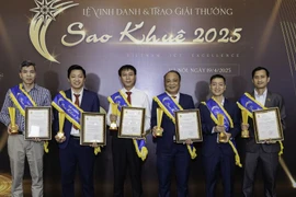 Đại diện Agribank nhận Cup và chứng nhận sản phẩm xuất sắc của ngành phần mềm , công nghệ thông tin Việt Nam - Giải thưởng Sao Khuê 2025. (Ảnh: Vietnam+)
