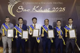 Đại diện Agribank nhận Cup và chứng nhận sản phẩm xuất sắc của ngành phần mềm , công nghệ thông tin Việt Nam - Giải thưởng Sao Khuê 2025. (Ảnh: Vietnam+)