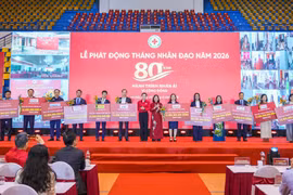 Ông Nguyễn Văn Hòa – Phó Tổng Giám đốc Eximbank (thứ tư từ trái sang) cùng các tổ chức tài chính khác trao biểu trưng ủng hộ 10 tỷ đồng tới Trung ương Hội Chữ thập đỏ Việt Nam. (Ảnh: Vietnam+)