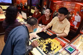 Giá vàng trong nước đảo chiều tăng 200.000 đồng trong khi thế giới giảm. (Ảnh: Vietnam+)