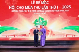 Đại diện HDBank trao tặng 10 tỷ đồng chung tay hỗ trợ đồng bào miền núi phía Bắc và miền Trung khắc phục hậu quả bão lũ, tại Lễ bế mạc Hội chợ Mùa Thu 2025 (Hà Nội), tối 3/11. (Ảnh: Vietnam+)