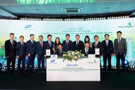 Ông Lê Quang Vinh - Tổng giám đốc Vietcombank (bên phải) và ông Nguyễn Thanh Bình - Tổng Giám đốc Công ty Cổ phần Gemadept (bên trái) đại diện hai đơn vị hoàn thành nghi thức ký kết hợp tác toàn diện. (Ảnh: Vietnam+)