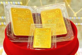 Người dân mong muốn chênh lệch giữa giá vàng trong nước và thế giới ngày càng thu hẹp. (Ảnh: Vietnam+)
