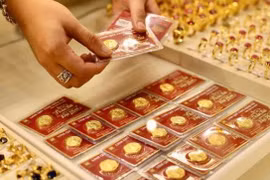 Giá vàng giảm mạnh, gần về mốc 167 triệu đồng mỗi lượng. (Ảnh: Vietnam+)