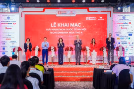 Lễ khai mạc Giải Marathon Quốc tế Hà Nội Techcombank mùa thứ 4 đánh dấu sự trở lại của sự kiện thể thao truyền cảm hứng - một giải chạy biểu trưng của Thủ đô Hà Nội. (Ảnh: Vietnam+)
