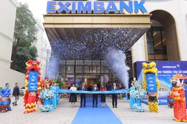 Đại diện Ngân hàng Nhà nước Khu vực 1, Ủy ban Chứng khoán Nhà nước, cổ đông Công ty CP Tập đoàn Gelex cùng lãnh đạo Eximbank thực hiện nghi thức cắt băng khai trương trụ sở chính Eximbank, sáng 24/3/2026 tại Hà Nội. (Ảnh: Vietnam+)