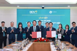 Ông Trần Long - Phó Tổng Giám đốc BIDV - và ông Nguyễn Thủy - Phó Tổng Giám đốc Transerco - đại diện hai đơn vị ký Biên bản ghi nhớ. (Ảnh: Vietnam+)