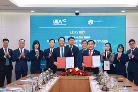 Ông Trần Long - Phó Tổng Giám đốc BIDV - và ông Nguyễn Thủy - Phó Tổng Giám đốc Transerco - đại diện hai đơn vị ký Biên bản ghi nhớ. (Ảnh: Vietnam+)