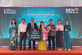 Đại diện BIDV Hà Tĩnh trao giải thưởng cho khách hàng trúng giải “Đại Phát Lộc". (Ảnh: Vietnam+)