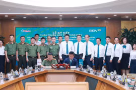 Đại tá Lương Đức Minh - Chủ tịch GTEL và ông Hoàng Việt Hùng - Tổng Giám đốc BIDV ký kết Thỏa thuận hợp tác toàn diện. (Ảnh: Vietnam+)