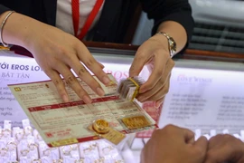 Giá vàng SJC trong nước tiếp tục giảm mạnh thêm 1 triệu đồng so với sáng. (Ảnh: Vietnam+)