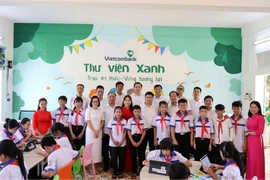 Đại diện Vietcombank trao “Thư viện Xanh” tại nhiều địa phương trên cả nước, mang tri thức đến với học sinh nghèo những vùng miền khó khăn. (Ảnh: Vietnam+)