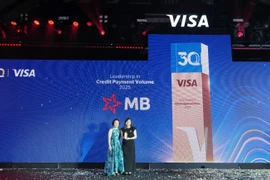 Đại diện MB nhận giải thưởng tại sự kiện kỷ niệm 30 năm của Visa tại Việt Nam. (Ảnh: Vietnam+)
