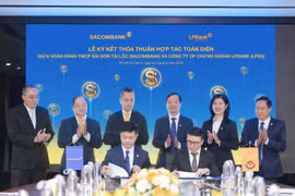 Ông Nguyễn Minh Tâm – Phó Tổng Giám đốc SACOMBANK (trái) và ông Hoàng Việt Anh – Tổng Giám đốc LPBS (phải) thực hiện ký kết thỏa thuận hợp tác. (Ảnh: Vietnam+)