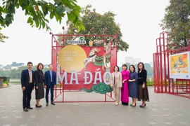 Đại diện Vietcombank, ông Lê Hoàng Tùng - Phó Tổng Giám đốc (thứ 3 từ trái sang) và bà Nguyễn Hồng Trang - Phó Chủ tịch thường trực UBND phường Hoàn Kiếm (thứ 4 từ phải sang), cùng đại biểu 2 đơn vị khai mạc triển lãm ngày 15/01/2026. (Ảnh: Vietnam+)