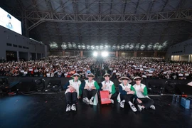 T1 và Faker chính thức xuất hiện buổi fan meeting đầu tiên của đội tại Đông Nam Á - gặp gỡ người hâm mộ Việt Nam. (Ảnh: Vietnam+)