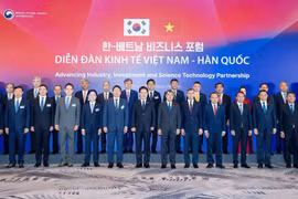 Thủ tướng Chính phủ Việt Nam Lê Minh Hưng và Tổng thống Hàn Quốc Lee Jae Myung chụp ảnh lưu niệm cùng đại diện lãnh đạo các tập đoàn, doanh nghiệp hai nước. (Ảnh: Vietnam+)