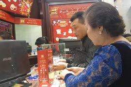 Giá vàng trong nước tiếp tục giảm thêm, giao dịch quanh mức 170,5 triệu đồng. (Ảnh: Vietnam+)