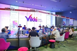 Khách hàng giao dịch tại ngân hàng. (Ảnh: Vietnam+)