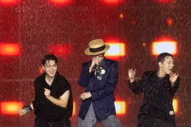 Trưởng nhóm G-DRAGON biểu diễn tại VPBank K-Star Spark in Vietnam, tổ chức năm 2025. (Ảnh: Vietnam+)