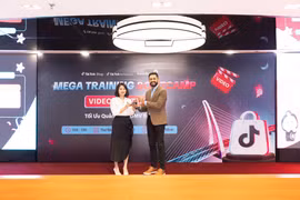Đại diện VietinBank nhận kỷ niệm chương từ TikTokShop. (Ảnh: Vietnam+)