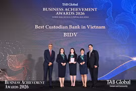 Đại diện BIDV nhận giải thưởng từ Tạp chí The Asian Banker. (Ảnh: Vietnam+)