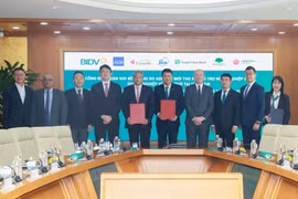 Đại diện các bên tham gia ký kết. (Ảnh: Vietnam+)