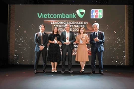 Đại diện Vietcombank nhận các giải thưởng từ JCB. (Ảnh: Vietnam+)