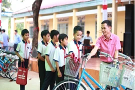 Agribank trao tặng quà cho chương trình “Gieo mầm tri thức”. (Ảnh: Vietnam+)