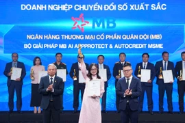 Đại diện MB, bà Phạm Thị Kim Phượng – Giám đốc dự án Nhà máy số Doanh nghiệp lên nhận giải thưởng. (Nguồn: Vietnam+)