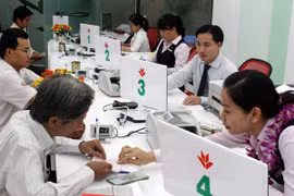 Doanh nghiệp chi lương, người lao động được VPBank tặng bảo hiểm 500 triệu đồng. (Ảnh: Vietnam+)