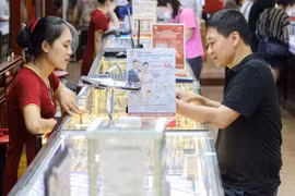 Giá vàng trong nước phiên chiều nay tiếp tục đà giảm dù vàng thế giới phục hồi. (Ảnh: Vietnam+)
