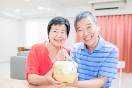 Tiết kiệm ngày đầu năm được coi là may mắn, phát lộc. (Ảnh: Vietnam+)