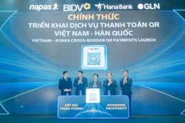 Đại diện Lãnh đạo Ngân hàng Nhà nước, NAPAS, GLN và Hana Bank bấm nút ra mắt dịch vụ thanh toán QR Việt Nam-Hàn Quốc. (Ảnh: Vietnam+)