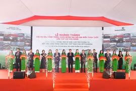 Ban lãnh đạo Vietcombank cùng các đại biểu thực hiện nghi thức cắt băng khánh thành Trung tâm số hóa, lưu trữ chứng từ kết hợp công trình văn hóa-thể thao của Vietcombank tại Bắc Ninh. (Ảnh: Vietnam+)
