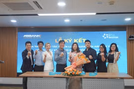 ABBANK và SVF ký thỏa thuận hợp tác Chiến lược toàn diện, phối hợp triển khai cung cấp những hình thức hỗ trợ, thúc đẩy các mô hình kinh doanh bền vững cho doanh nghiệp và các hộ gia đình, đặc biệt là tại các di sản làng nghề truyền thống, từ đó nâng cao chất lượng cuộc sống cộng đồng, tạo sinh kế, đóng góp vào sự phát triển chung của Việt Nam. (Ảnh: Vietnam+)
