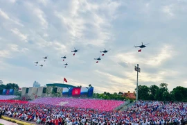 Ngắm dàn máy bay chao lượn trên bầu trời Ba Đình. (Ảnh: PV/Vietnam+)