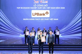 Ông Hồ Nam Tiến – Chủ tịch HĐQT LPBank (giữa) nhận cúp và chứng nhận Top 50 Vietnam The Best từ Ban tổ chức. (Ảnh: Vietnam+)