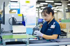 Lắp ráp điện thoại thông minh tại Công ty TNHH Samsung Electronic Việt Nam Thái Nguyên, Khu công nghiệp Yên Bình. (Ảnh: Hoàng Nguyên - TTXVN).