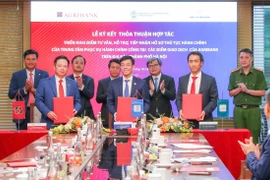Đại diện 3 bên ký kết Thỏa thuận hợp tác triển khai “Điểm tư vấn, hỗ trợ, tiếp nhận hồ sơ thủ tục hành chính của Trung tâm Phục vụ hành chính công tại các điểm giao dịch của Agribank” dưới sự chứng kiến của đại diện lãnh đạo Ngân hàng Nhà nước Việt Nam, UBND thành phố Hà Nội; đại diện các đơn vị thuộc Bộ Công an. (Ảnh: Vietnam+)