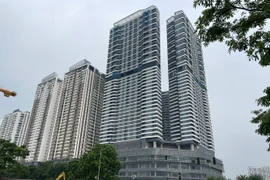 Người dân cho biết nếu đánh thuế tiền gửi tiết kiệm thì dòng tiền có thể sẽ bị chảy sang các lĩnh vực khác như bất động sản, vàng, chứng khoán... (Ảnh: Vietnam+)