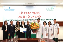 Vietcombank Sở giao dịch trao biển tài trợ xe ôtô cho Bệnh viện Nhi Hà Nội. (Ảnh: Vietnam+)