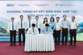 Đại diện Lãnh đạo QPT và BIDV ký kết Biên bản hợp tác. (Ảnh: Vietnam+)
