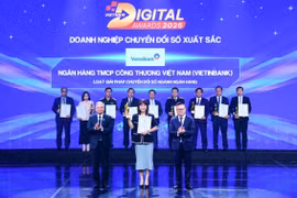 Bà Phùng Thu Hà – Trưởng Ban Chuyển đổi số VietinBank đại diện nhận giải thưởng Doanh nghiệp Chuyển đổi số xuất sắc 2025. (Ảnh: Vietnam+)