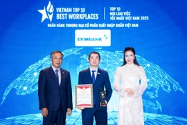 Ông Nguyễn Hướng Minh – Phó TGĐ Eximbank (đứng giữa) nhận giải thưởng “Top 10 nơi làm việc tốt nhất Việt Nam 2025” từ Ban tổ chức. (Ảnh: Vietnam+)