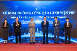 Thứ trưởng Bộ Y tế Trần Văn Thuấn, Cục trưởng Cục Quản lý Khám, chữa bệnh Hà Anh Đức, Giám đốc Sở Y tế thành phố Hồ Chí Minh Tăng Chí Thượng, Giám đốc Bệnh viện Đa khoa Hà Đông Nguyễn Thành Vinh cùng TGĐ Ngân hàng TMCP Sài Gòn - Hà Nội Ngô Thu Hà, đại diện CTCP Phát triển Công nghệ Thẻ Việt bấm nút Khai trương Cổng bảo lãnh viện phí. (Ảnh: Vietnam+)