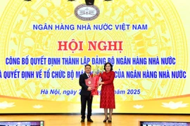 Thống đốc Ngân hàng Nhà nước Nguyễn Thị Hồng trao Quyết định điều động bổ nhiệm cho ông Nguyễn Ngọc Cảnh giữ chức Phó Thống đốc Ngân hàng Nhà nước Việt Nam. (Ảnh: Vietnam+)