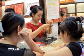 Hai thương hiệu vàng trong nước bất ngờ giảm 500.000 đồng mỗi lượng. (Ảnh: TTXVN)