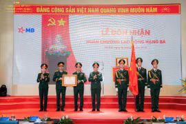 Lãnh đạo MB đón nhận Huân chương Lao động Hạng Ba. (Ảnh: Vietnam+)